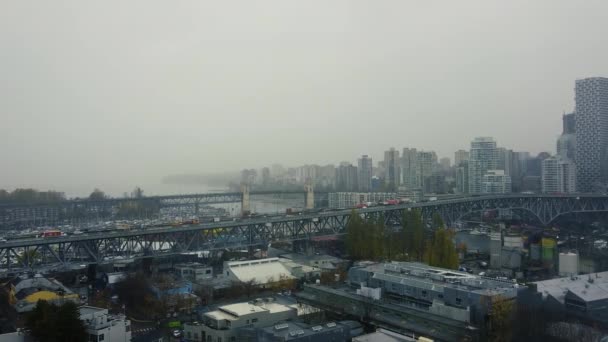 下雨天温哥华市区与格兰维尔大桥的空中景观 — 图库视频影像