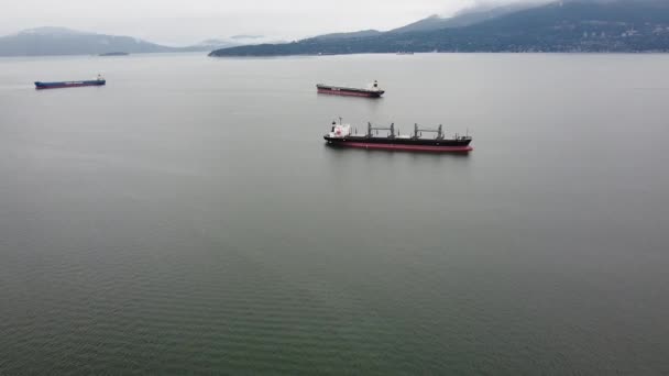 Shora Dolů Pohled Velké Nákladní Lodě Blízkosti Vancouveru Oblačného Dne — Stock video