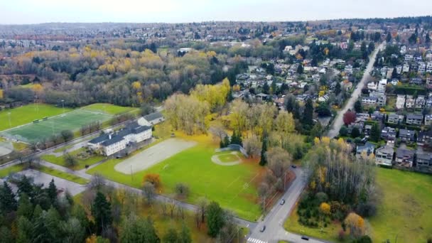 Vliegen Voetbal Honkbal Speeltuin Omgeven Door Kleine Huizen Vancouver — Stockvideo