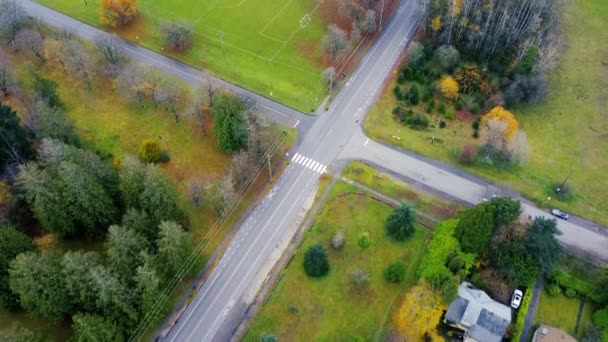 カナダの秋の日に提出された横断道路やサッカーのトップダウンビュー — ストック動画