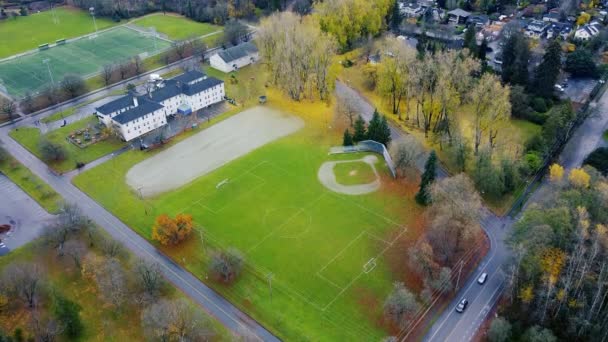 Fliegen Sie Einem Herbsttag Vancouver Über Den Fußballplatz — Stockvideo