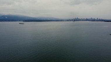Bulutlu bir günde Burrard körfezinin, kargo gemilerinin ve Vancouver 'ın hava manzarası