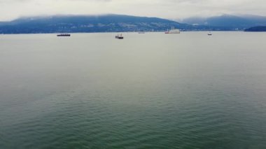 Kargo gemileriyle Vancouver sularının üzerinden uç.