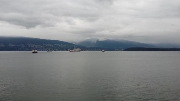 Vue Aérienne Des Cargos Des Montagnes Près Vancouver — Video
