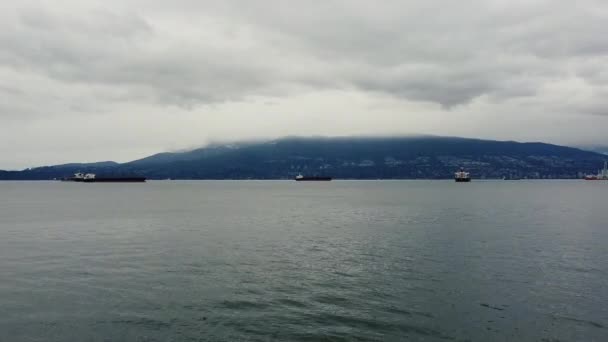 Vista Aérea Navios Carga Com Pano Fundo North Vancouver Dia — Vídeo de Stock