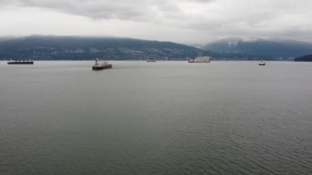 多云天气下温哥华附近货船的航景 — 图库视频影像