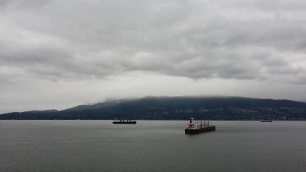 Leć Nad Wodami Pobliżu Vancouver Kierunku Statków Towarowych Czekających Deszczowy — Wideo stockowe