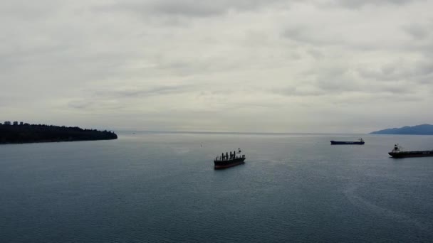 Vista Cima Para Baixo Navio Carga Perto Praia Kitsilano Vancouver — Vídeo de Stock