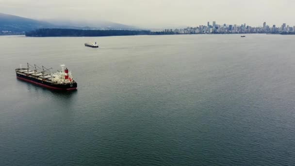 ダウンタウンやスタンレーパーク 貨物船を眺めながらバンクーバーの海を飛び越える — ストック動画