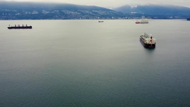 Voe Sobre Navios Carga Perto Vancouver Com Montanhas Pano Fundo — Vídeo de Stock