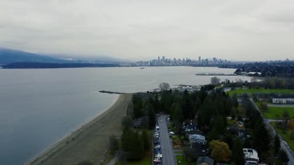 Letět Přes Pláž Výhledem Vancouver Centru Města Oblačného Dne — Stock video