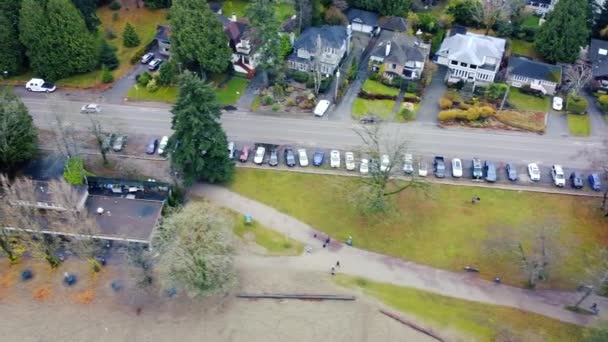 Top Utsikt Över Husen Och Parkering Nära Stranden Vancouver — Stockvideo