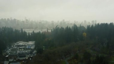 Şehir merkezinde Vancouver 'ın ve yağmurlu bir günde yatların görüntülerini açıyorum.