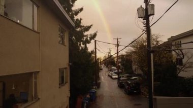 Vancouver 'da arka planda bir gökkuşağı ile ara sokaktan uç