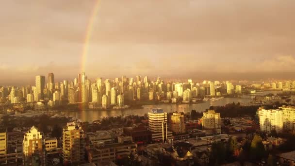 Volar Hacia Centro Vancouver Con Arco Iris Durante Atardecer Luz — Vídeos de Stock