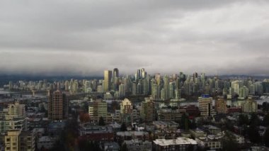 Gün batımında, sonbahar bulutlu bir günde Vancouver şehir merkezindeki hava manzarası