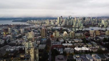 Bulutlu gün batımında Vancouver 'ın yakın çekimleri.