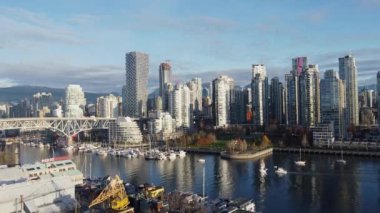 Güneşli bir günde Vancouver deresi ve şehir merkezine giden köprü manzarası