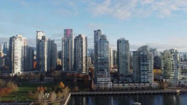 Güneşli bir sonbahar sabahında Vancouver şehir merkezindeki binaların hava manzarası.
