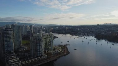 Vancouver 'daki False Creek' in üzerinden uçup sabah şehir merkezini seyredeceğiz.