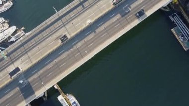 Vancouver 'da güneşli bir günde köprüdeki inşaatın en aşağı manzarası.