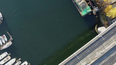 Köprünün üzerinden uç ve Vancouver Sahte Deresi 'nde çimentoyla dümen kır.