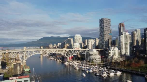 Güneşli Bir Sabahta Vancouver Daki False Creek Üzerinden Köprülere Doğru — Stok video