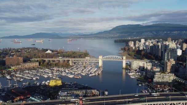 Flygfoto Över Bron Och Marinan Vancouver Med Berg Bakgrunden — Stockvideo