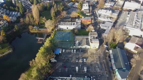 Vista Arriba Hacia Abajo Las Canchas Tenis Cerca Del Agua — Vídeos de Stock