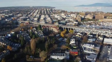 Köprünün havadan görüntüsü, Kitsilano plajı ve Vancouver körfezindeki kargo gemileri.