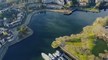 Güneşli bir günde Vancouver 'da gökyüzü yansıması ile derenin üzerinden uç