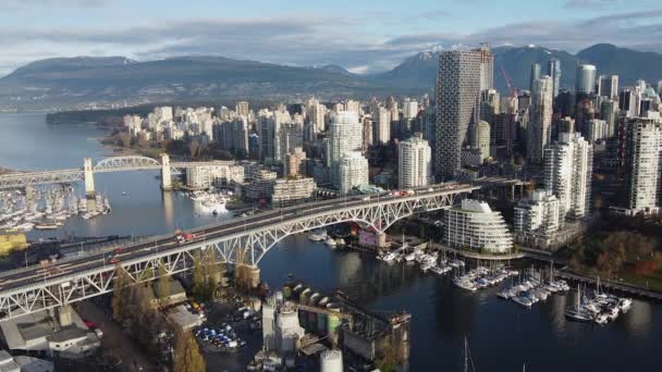 Latać Przez Mosty Widokiem Centrum Vancouver Śnieżne Szczyty Górskie — Wideo stockowe