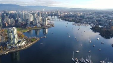 Şehir merkezindeki Vancouver 'ın hava manzarası ve güneşli bir günde False Creek' teki yatlar.