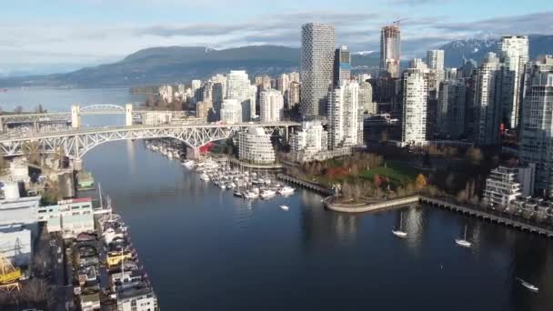 Vancouver Üzerinden Şehir Merkezi Manzaralı Iki Köprüsü Olan — Stok video
