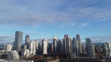 Güneşli bir sonbahar gününde Vancouver şehir merkezindeki gökdelenlerin hava manzarası