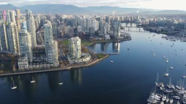 Şehir merkezindeki Vancouver 'ın hava manzarası ve güneşli bir sabahta deredeki yatlar.