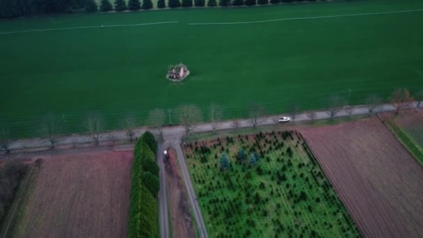 カナダの孤独な家と農場の空中ビュー — ストック動画