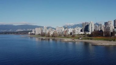 Vnacouver 'daki İngiliz koyunun arka planında karlı dağlar olan havadan görüntüsü