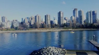 Güneşli bir sonbaharda Vancouver 'daki False Creek' in üzerinden uç.