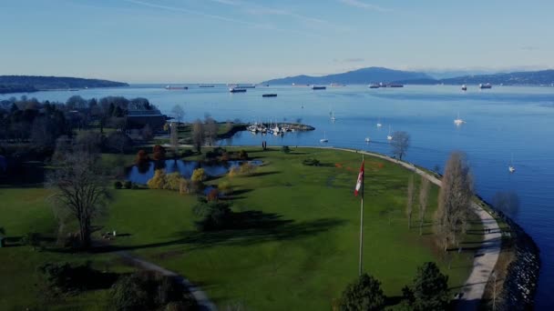 Flygfoto Över Viken Med Cardo Fartyg Väntar Och Grön Park — Stockvideo