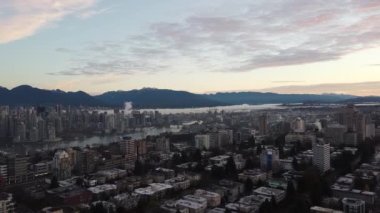 Gün doğumunda Vancouver ve False Creek 'in hava görüntüsü