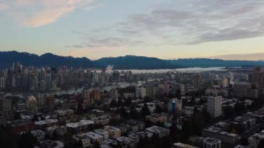 Vancouver ve Fairview 'in arka planda dağlarla çekilmiş insansız hava aracı görüntüleri.