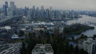 Bulutlu bir günde Granville Adası ve Vancouver 'ın hava manzarası