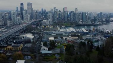 Vancouver 'ın şehir merkezindeki İHA çekimi ve bulutlu bir günde köprü.