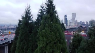 Köprü ve Vancouver 'ın açılış sahnesi.