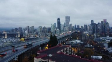 Akşam Vancouver 'ın hava görüntüsü, köprüde trafik var.