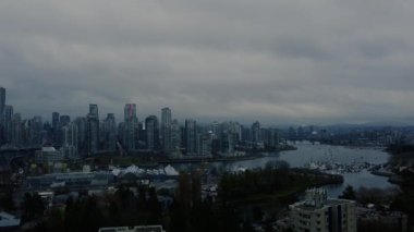 Karanlık bulutlu bir akşamda Vancouver 'ın kapalı çekimleri