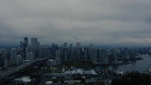 乌云密布的温哥华市区和大桥的空中景观 — 图库视频影像