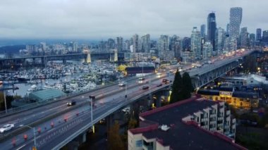 Akşam köprünün ve Vancouver 'ın hava görüntüsü.