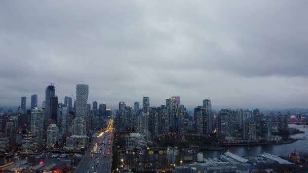 Flyg Över Bron Mot Vancouver Centrum Mulen Kväll — Stockvideo